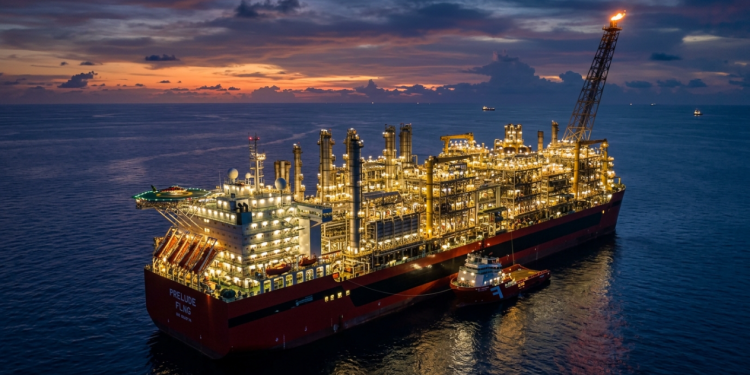 A refinaria flutuante que liquida o gás em alto-mar: como o navio-fábrica de 400 metros transforma campos de gás inalcançáveis em combustível global