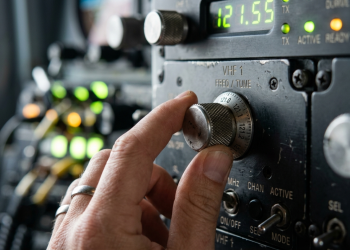 Rádio Operador: A voz que conecta o isolamento das plataformas com o resto do mundo