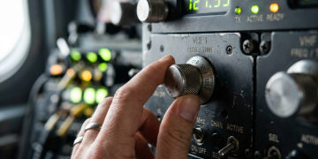 Rádio Operador: A voz que conecta o isolamento das plataformas com o resto do mundo