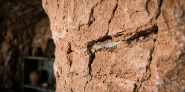A poeirenta cidade no deserto da Austrália onde todos os 2000 habitantes vivem em luxuosas mansões subterrâneas para fugir do calor letal