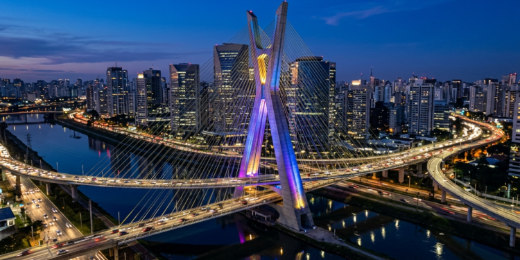 Ponte Octávio Frias de Oliveira em SP e o ícone de engenharia estaiada em 2026 cartão-postal de São Paulo