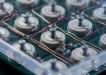 Como pisos inteligentes transformam passos em eletricidade para LEDs de emergência