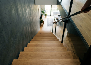 A escada que flutua: o truque de design que transforma a circulação da casa no ponto focal da sala