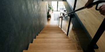 A escada que flutua: o truque de design que transforma a circulação da casa no ponto focal da sala