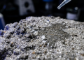 Superfícies minerais com propriedades superhidrofílicas induzidas por fotocatálise, que decompõem a sujeira orgânica e os gases de escape dos veículos, mantendo as fachadas limpas e purificando o ar do entorno da obra.