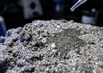 Superfícies minerais com propriedades superhidrofílicas induzidas por fotocatálise, que decompõem a sujeira orgânica e os gases de escape dos veículos, mantendo as fachadas limpas e purificando o ar do entorno da obra.
