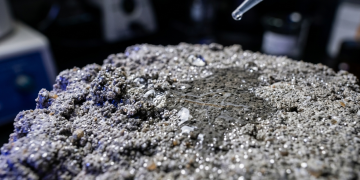 Superfícies minerais com propriedades superhidrofílicas induzidas por fotocatálise, que decompõem a sujeira orgânica e os gases de escape dos veículos, mantendo as fachadas limpas e purificando o ar do entorno da obra.