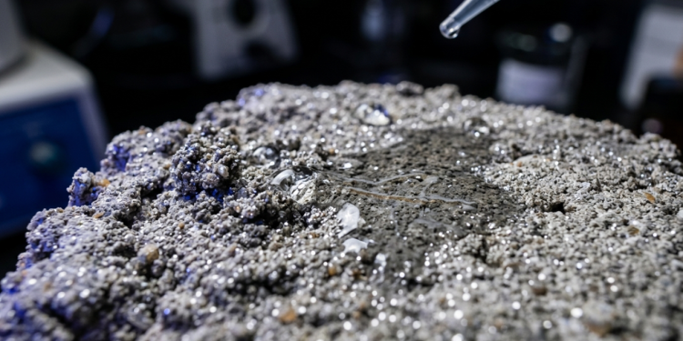 Superfícies minerais com propriedades superhidrofílicas induzidas por fotocatálise, que decompõem a sujeira orgânica e os gases de escape dos veículos, mantendo as fachadas limpas e purificando o ar do entorno da obra.