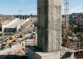 Segundo engenheiros civis, quem constrói grandes galpões com concreto geopolimérico garante uma cura mecânica três vezes mais rápida e reduz as emissões de poluição em até 80%