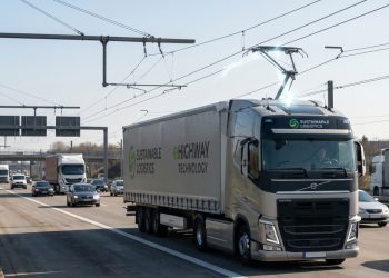 A curiosa autoestrada eletrificada na Alemanha onde os caminhões gigantes andam ligados a fios suspensos como se fossem bondes antigos