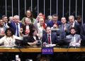 Câmara aprova fim da escala 6x1 e mercado recalcula riscos em empresas intensivas em mão de obra