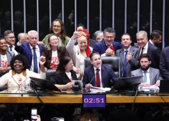 Câmara aprova fim da escala 6x1 e mercado recalcula riscos em empresas intensivas em mão de obra