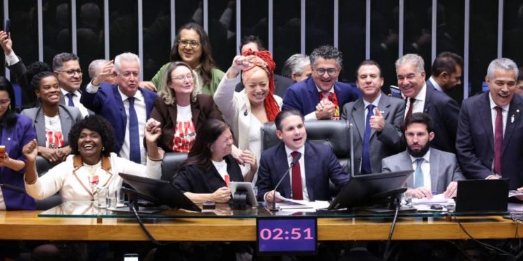 Câmara aprova fim da escala 6x1 e mercado recalcula riscos em empresas intensivas em mão de obra