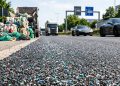 Escócia e Países Baixos começam a pavimentar ruas inteiras usando lixo plástico triturado que dura 3 vezes mais que o asfalto normal