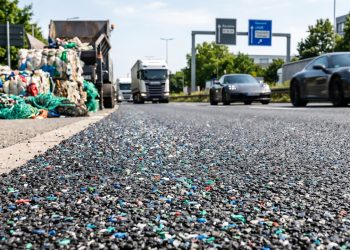 Escócia e Países Baixos começam a pavimentar ruas inteiras usando lixo plástico triturado que dura 3 vezes mais que o asfalto normal