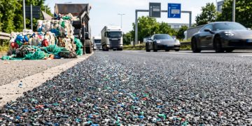 Escócia e Países Baixos começam a pavimentar ruas inteiras usando lixo plástico triturado que dura 3 vezes mais que o asfalto normal