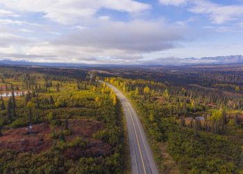 Cruzando 520 km entre Anchorage e Fairbanks, a George Parks Highway corta o Alasca e surge como a rota recorde para ver o monte Denali