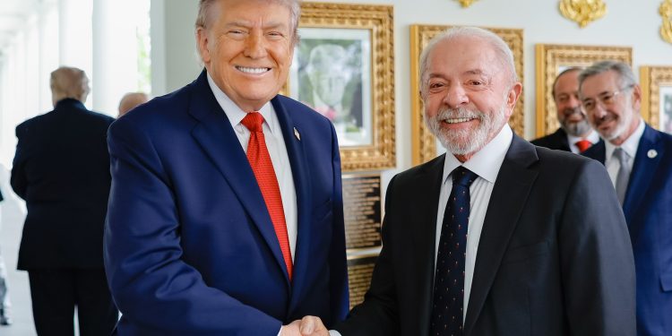 “Quem estiver errado terá que ceder”, diz Lula sobre negociações de tarifas com os EUA