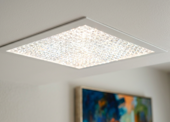 Casas com iluminação por óptica geométrica e difusores de teto para máximo conforto visual