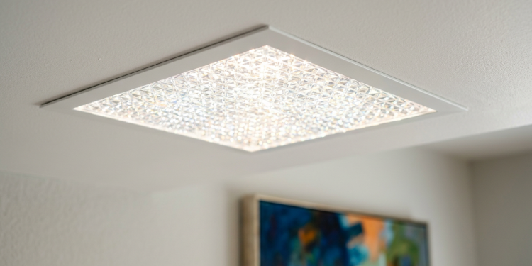 Casas com iluminação por óptica geométrica e difusores de teto para máximo conforto visual