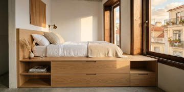 Este quarto de apenas 9 m² parece uma suite, tem cama flutuante sobre gavetões de madeira para uma arrumação surreal
