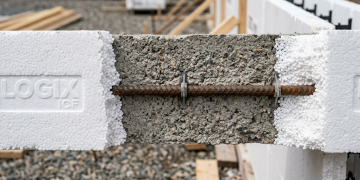 Nem tijolo baiano, nem bloco de concreto: o sistema de encaixe de isopor que levanta paredes blindadas contra o calor e reduz o tempo da obra pela metade