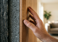 A ciência por trás do silêncio absoluto no projeto de casa que redefine o conforto urbano moderno