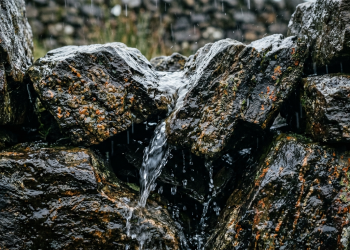 A engenharia civil constata que os muros de contenção montados há 3000 anos com a técnica celta de encaixe de pedras cruas não se tornam barragens instáveis eles desenvolvem silenciosamente algo que a maioria das paredes de arrimo cimentadas nunca conseguirá oferecer a capacidade hidráulica de filtrar enchentes massivas deixando a água passar sem levar a montanha junto