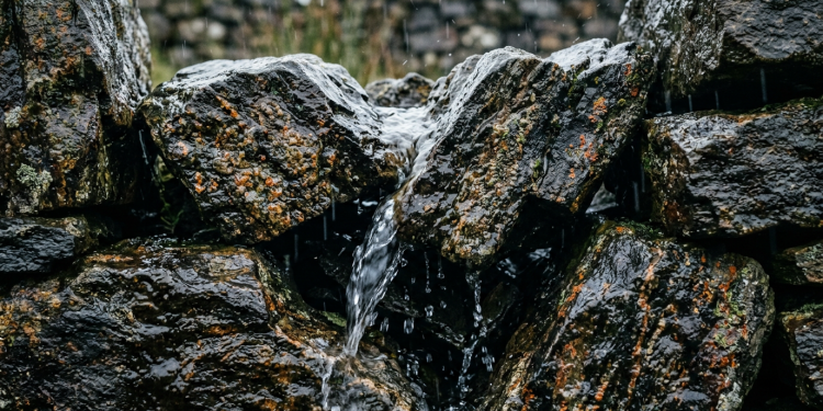 A engenharia civil constata que os muros de contenção montados há 3000 anos com a técnica celta de encaixe de pedras cruas não se tornam barragens instáveis eles desenvolvem silenciosamente algo que a maioria das paredes de arrimo cimentadas nunca conseguirá oferecer a capacidade hidráulica de filtrar enchentes massivas deixando a água passar sem levar a montanha junto