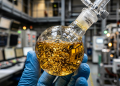 A tecnologia de filtragem química que impede o carbono de sair pelas chaminés das refinarias