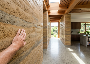 Brasil se junta a Austrália e Nova Zelândia ao resgatar a taipa de pilão mecanizada nas casas de luxo: o que muda na conta de luz e no conforto térmico