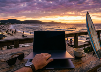 Florianópolis (SC) vira a "Ilha do Silício brasileira" em 2026, unindo o home office na praia com um ecossistema de tecnologia de elite — Florianópolis