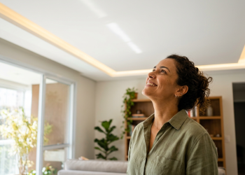 Para ampliar o espaço da sala, calcule quanto custa rebaixar o teto usando placas de drywall e sancas