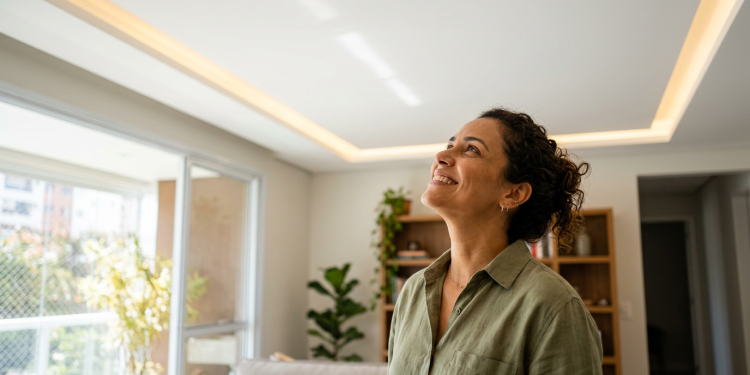 Para ampliar o espaço da sala, calcule quanto custa rebaixar o teto usando placas de drywall e sancas