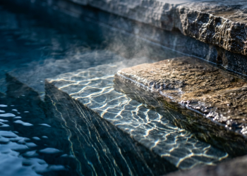 A climatologia histórica comprova que os poços em degraus esculpidos há 1500 anos com a técnica indiana de arquitetura subterrânea não se tornam masmorras sufocantes eles desenvolvem silenciosamente algo que a maioria das cisternas de concreto nunca precisou desenvolver a capacidade termodinâmica de criar um microclima de ar condicionado que resfria a praça inteira no verão