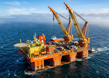 A maior embarcação guindaste do planeta fabricada em Singapura consegue levantar 20 mil toneladas de uma só vez para instalar turbinas eólicas gigantes no meio do mar revolto