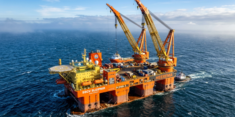 A maior embarcação guindaste do planeta fabricada em Singapura consegue levantar 20 mil toneladas de uma só vez para instalar turbinas eólicas gigantes no meio do mar revolto