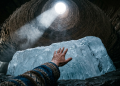 A termodinâmica aplicada demonstra que os domos de barro erguidos há 2400 anos com a técnica persa de refrigeração natural não se tornam saunas de areia eles desenvolvem silenciosamente algo que a maioria das geladeiras industriais nunca conseguirá oferecer a capacidade passiva de congelar a água durante a madrugada e manter o gelo intacto no ápice do verão