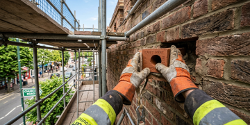 Holanda e Reino Unido começam a proibir fachadas de tijolo liso e exigem que novas casas incluam blocos vazados projetados para abrigar ninhos de pássaros
