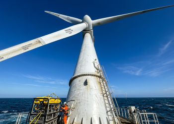 Noruega Islândia e Dinamarca instalam turbinas eólicas flutuantes de 300 metros de altura no mar aberto que geram energia suficiente para abastecer bairros inteiros com uma única rotação da hélice