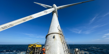 Noruega Islândia e Dinamarca instalam turbinas eólicas flutuantes de 300 metros de altura no mar aberto que geram energia suficiente para abastecer bairros inteiros com uma única rotação da hélice