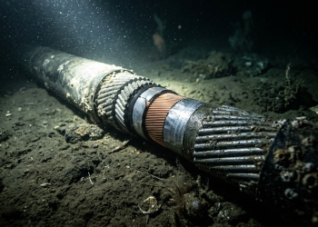 Marrocos e Reino Unido planejam construir o cabo elétrico submarino mais longo do planeta para abastecer milhões de casas europeias usando apenas o sol do deserto do Saara