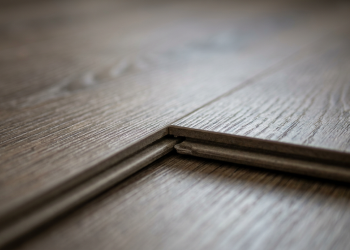Trocar o piso sem fazer sujeira é possível, então entenda quanto custa instalar laminado novo sobre a cerâmica velha