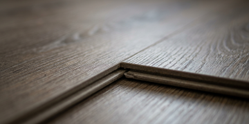 Trocar o piso sem fazer sujeira é possível, então entenda quanto custa instalar laminado novo sobre a cerâmica velha