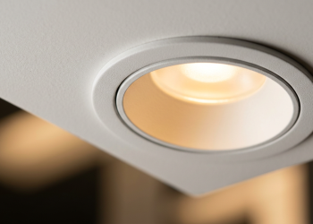 A neuroarquitetura afirma que as pessoas que removem as luzes brancas do teto da sala não estão apenas decorando o ambiente; elas estão tentando desesperadamente desacelerar o cérebro e preparar o corpo para o descanso noturno