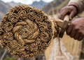 A engenharia de materiais revela que as pontes suspensas trançadas há 600 anos com a técnica inca de grama selvagem seca não se tornam cordas apodrecidas sobre o desfiladeiro elas desenvolvem silenciosamente algo que a maioria dos cabos de aço nunca conseguirá oferecer a capacidade elástica de suportar toneladas distribuindo a tensão perfeitamente entre fibras vegetais