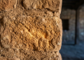 A arquitetura bioclimática comprova que as vilas esculpidas há 1000 anos com a técnica nativo americana nas paredes dos desfiladeiros não se tornam cavernas gélidas no inverno elas desenvolvem silenciosamente algo que a maioria dos aquecedores elétricos nunca precisou desenvolver a capacidade geológica de estocar a radiação solar na rocha para liberar um calor constante à noite