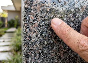 Projeto arquitetônico de casa com geologia aplicada para garantir autolimpeza e luxo discreto