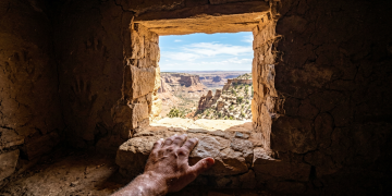 A arquitetura bioclimática comprova que as vilas esculpidas há 1000 anos com a técnica nativo americana nas paredes dos desfiladeiros não se tornam cavernas gélidas no inverno elas desenvolvem silenciosamente algo que a maioria dos aquecedores elétricos nunca precisou desenvolver a capacidade geológica de estocar a radiação solar na rocha para liberar um calor constante à noite