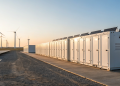 Austrália e Estados Unidos instalam fazendas de baterias de lítio do tamanho de estádios para armazenar energia solar e evitar apagões colossais durante o verão extremo